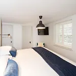 아파트 The Burrow By Serviced