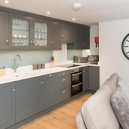 The Burrow By Serviced Apartment